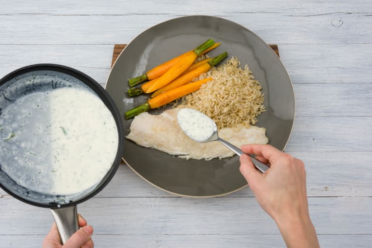 Verdeel het gerecht over de borden.