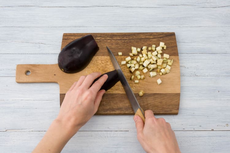 Snijd de aubergine.