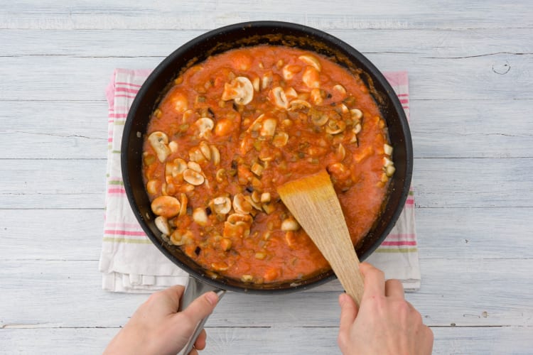 Verhit de tomatenpassata.