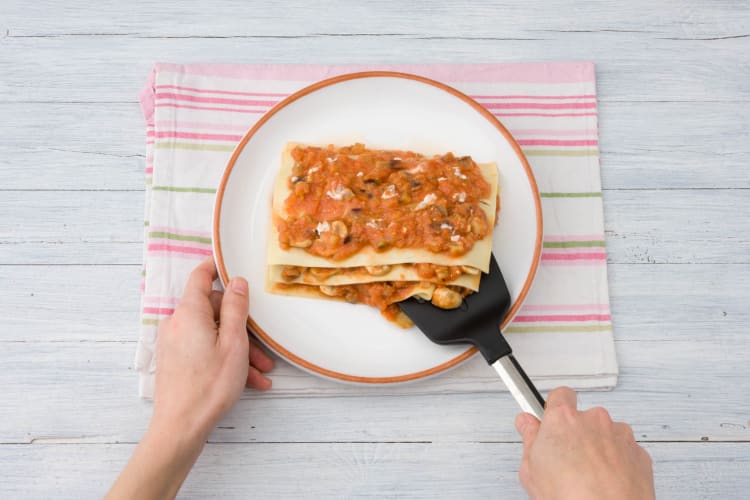 Verdeel de lasagne over de borden.