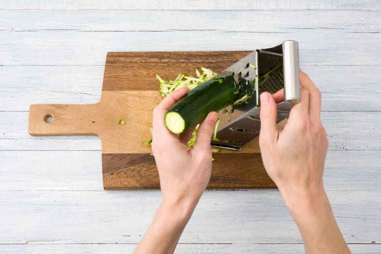 Zucchini grob reiben
