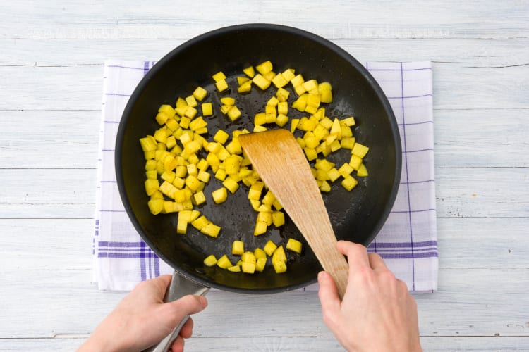 Bak de aardappelen.