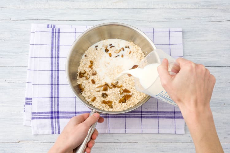 Meng de dadels met de vlokken en melk.