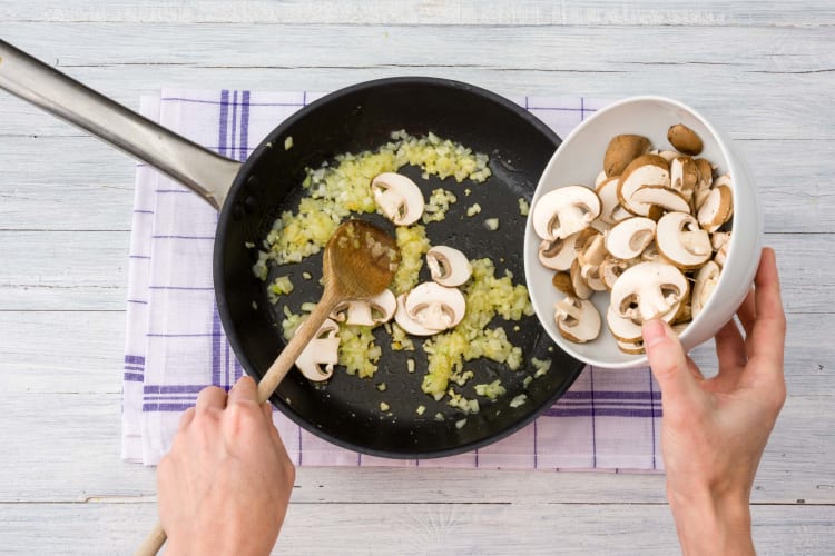 Zwiebeln und Champignons anbraten