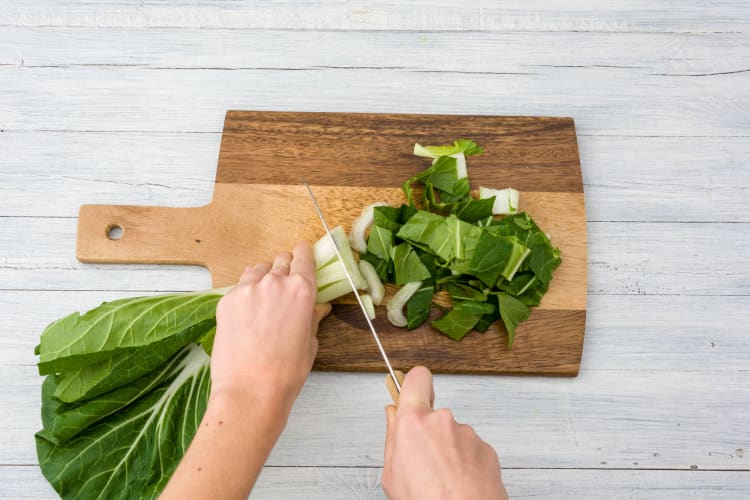 Pak Choi schneiden