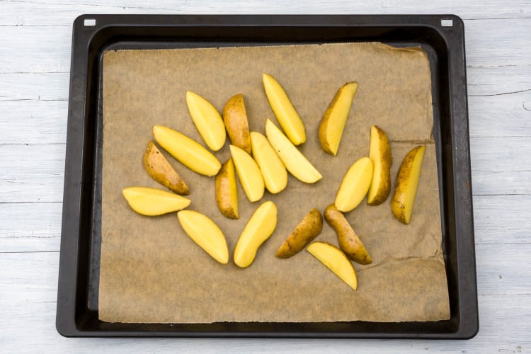 Kartoffelecken auf Backblech geben