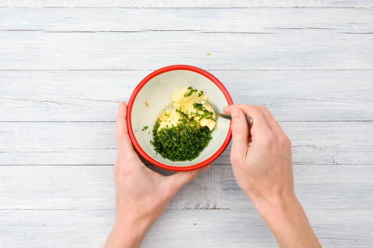 Senf-Käuter-Butter zubereiten
