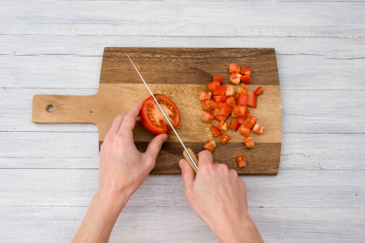 Snijd de tomaat klein.
