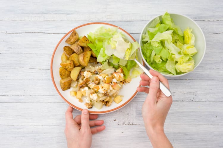 Serveer met de gebakken krieltjes en salade.