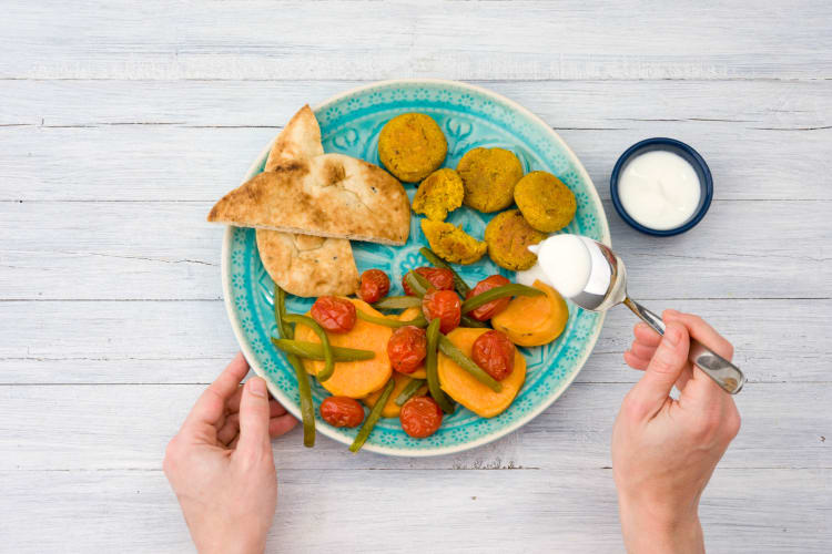 Serveer met het naanbrood, de falafel en de Turkse yoghurt.