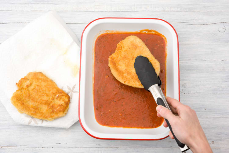 Schnitzel in Auflaufform geben