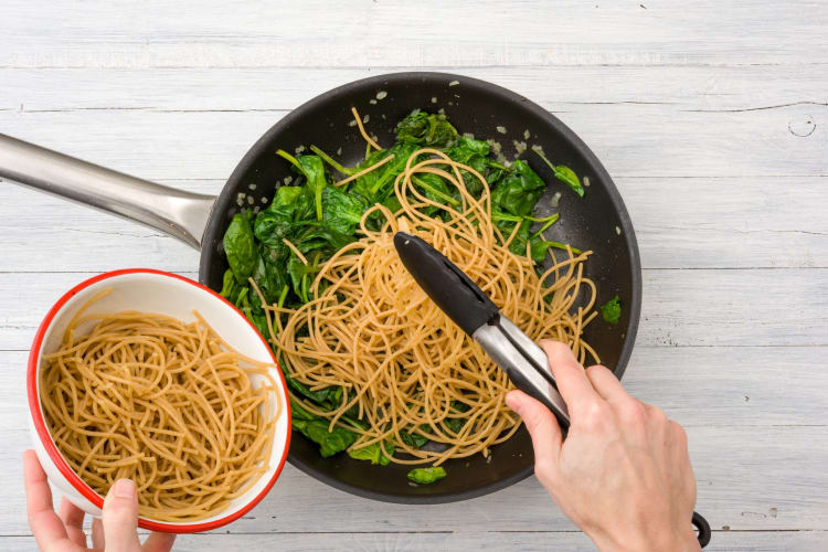 Voeg de spaghetti toe aan de wok of hapjespan.