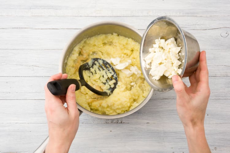Voeg de mosterd en de helft van de feta toe.