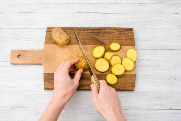 Kartoffeln in Scheiben schneiden