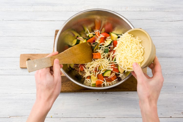 Pfannengemüse mit Käse bestreuen