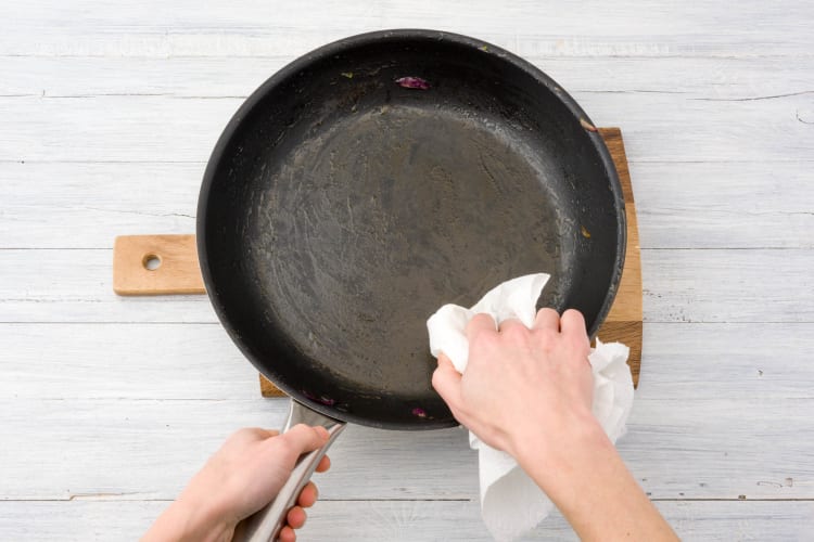 Pfanne mit Küchenpapier auswischen