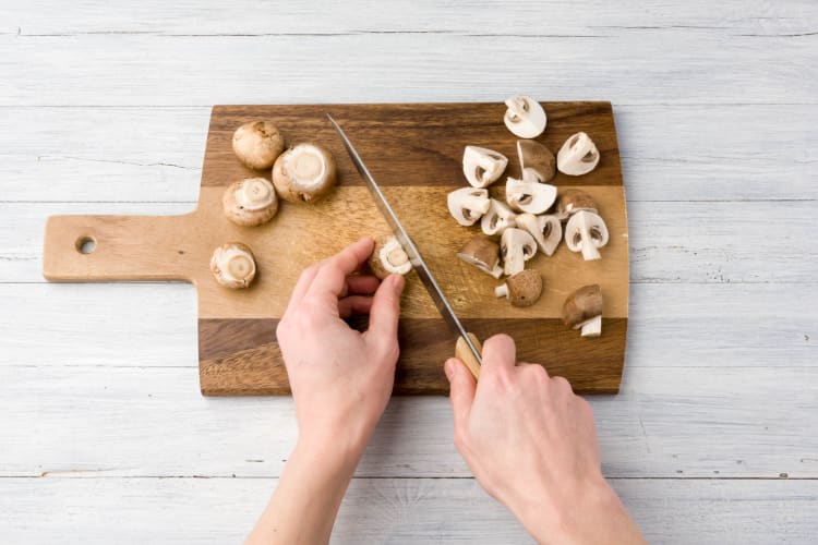 Champignons vierteln