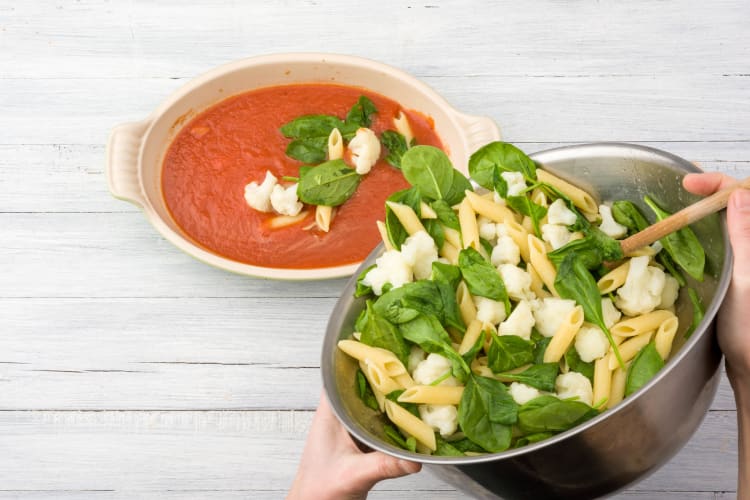 Penne-Spinat-Blumenkohl-Mischung hinzufügen