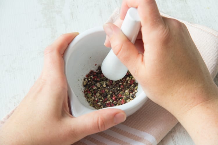 Crush the mixed peppercorns