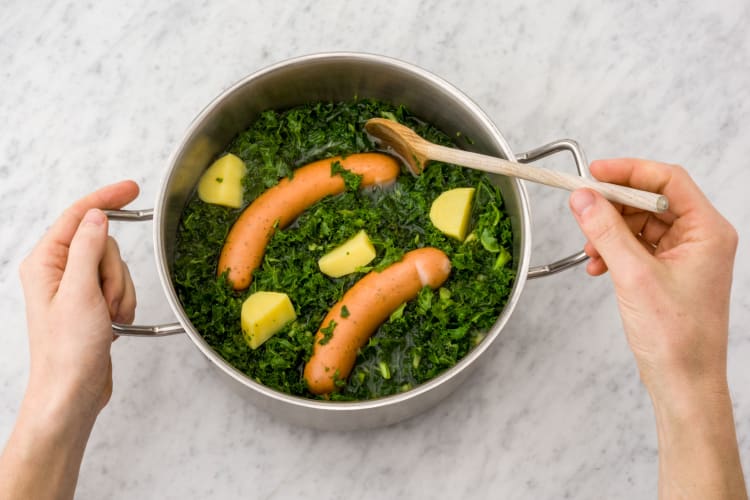 Kook de boerenkool, aardappelen en de rookworst.