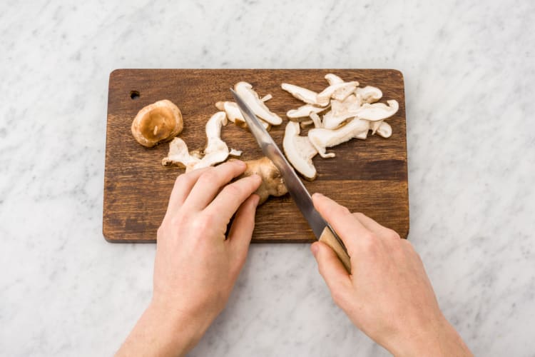 Snijd de shiitake in plakken.
