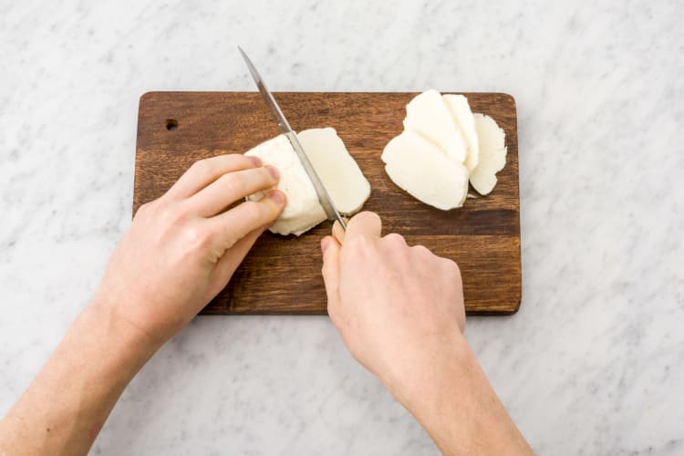 Snijd de halloumi in plakken van een ½ cm dik.