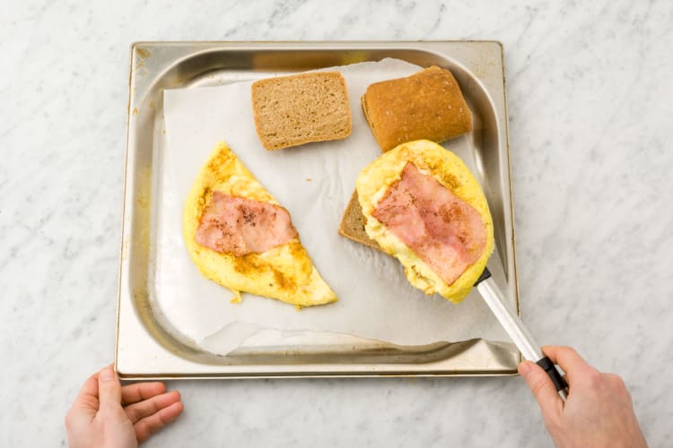 Beleg de ciabatta´s met het omelet.