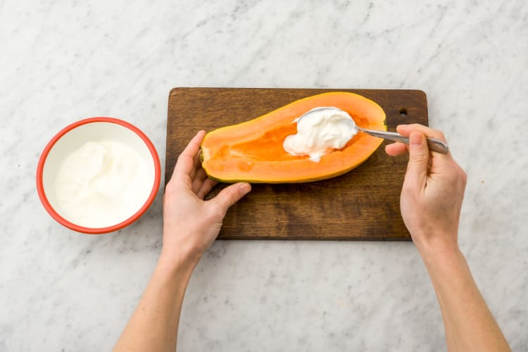 Vul beide helften met yoghurt.