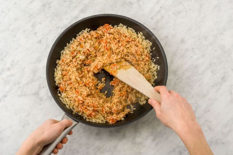 Make the tomato rice