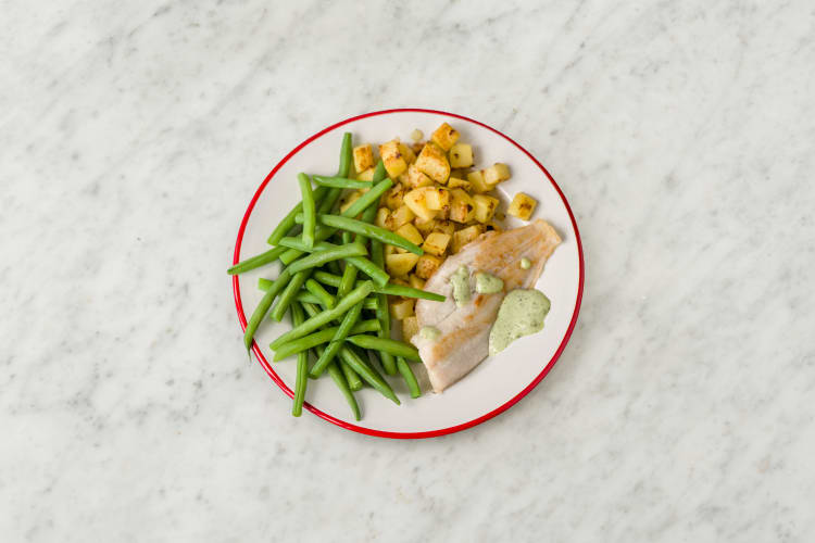 Verdeel de aardappelen en sperziebonen over de borden en serveer met de scholfilet en ravigottesaus.