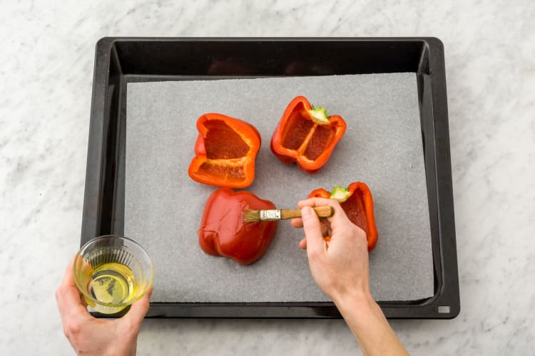 Paprika mit Olivenöl einpinseln