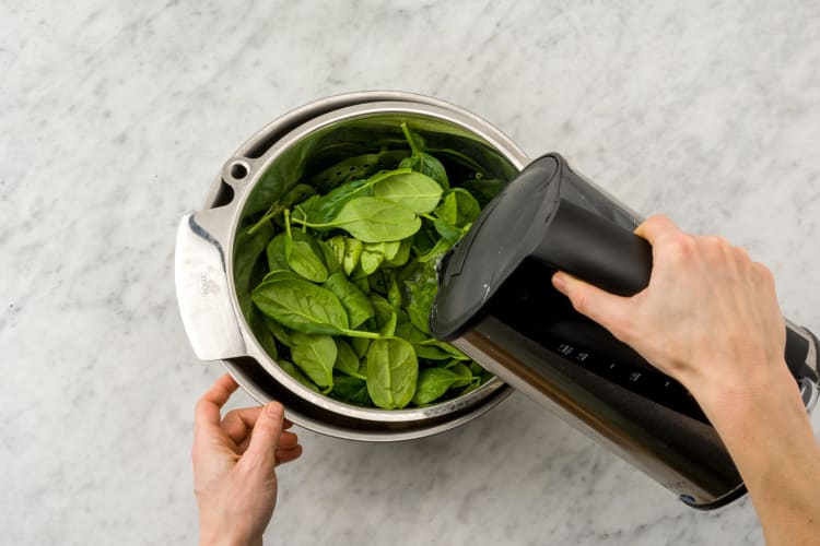 Spinat mit kochendem Wasser übergießen
