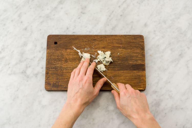 Gorgonzola grob zerkleinern