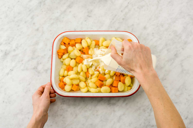 Gnocchi mit Sahne übergießen