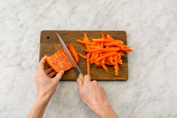 Verwijder de zaadlijsten van de paprika en snijd in reepjes.