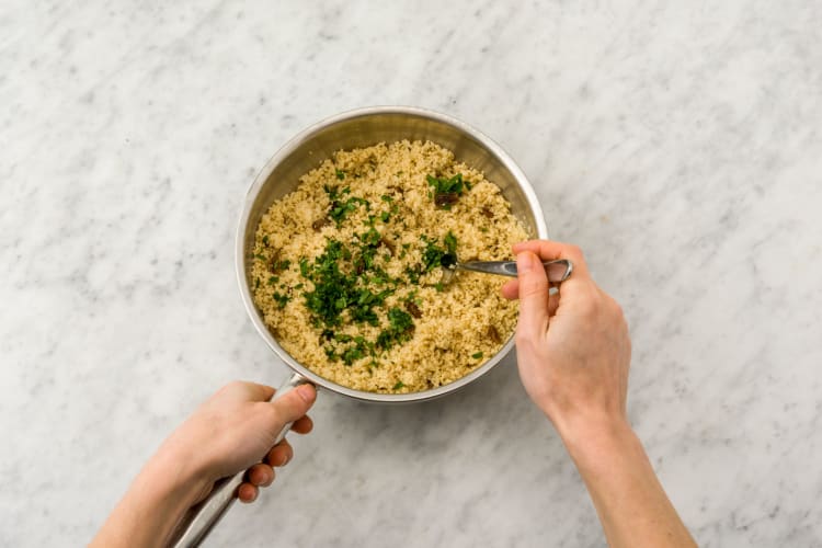 Roer ¾ van de peterselie door de couscous.