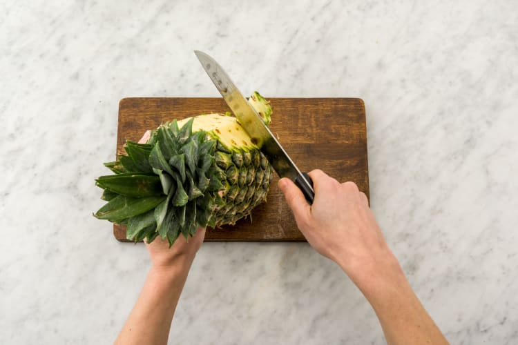 Verwijder de schil van de ananas.