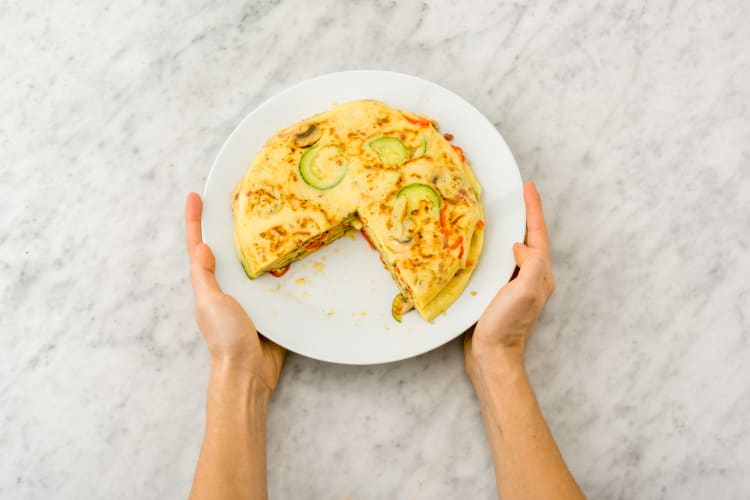 Snijd de pannenkoektoren in punten en verdeel de punten over de borden.