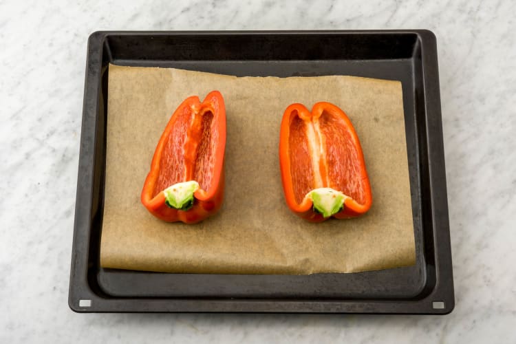 Leg de paprika's op een bakplaat.