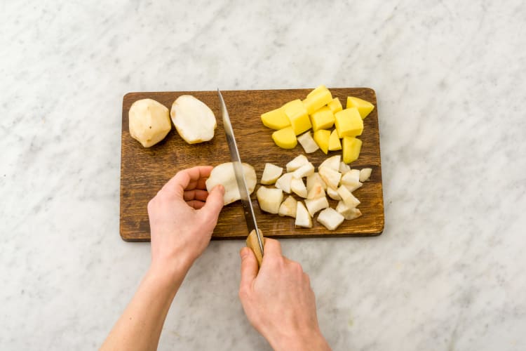 Schil de aardpeer en snijd in even grote stukken als de aardappelen.
