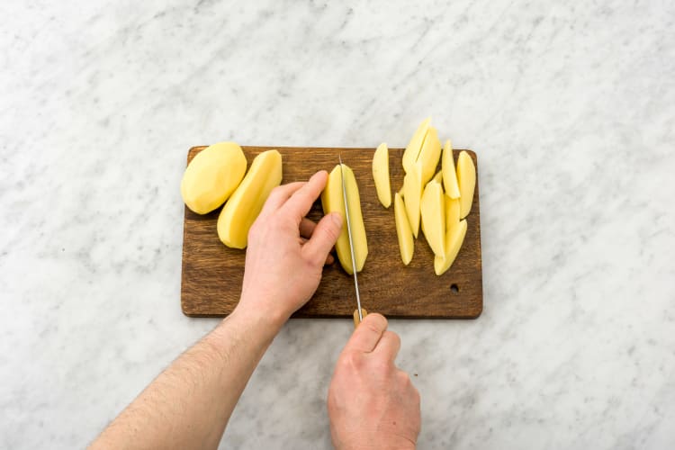 Snijd de aardappelen.