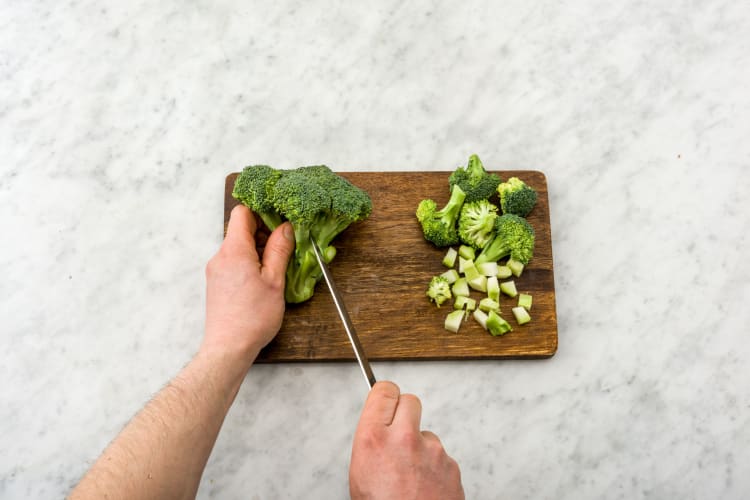 Snijd de broccoli.