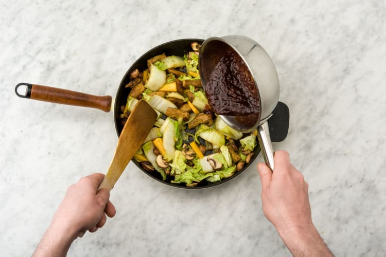 Voeg de zoetzure-ketjapsaus toe.