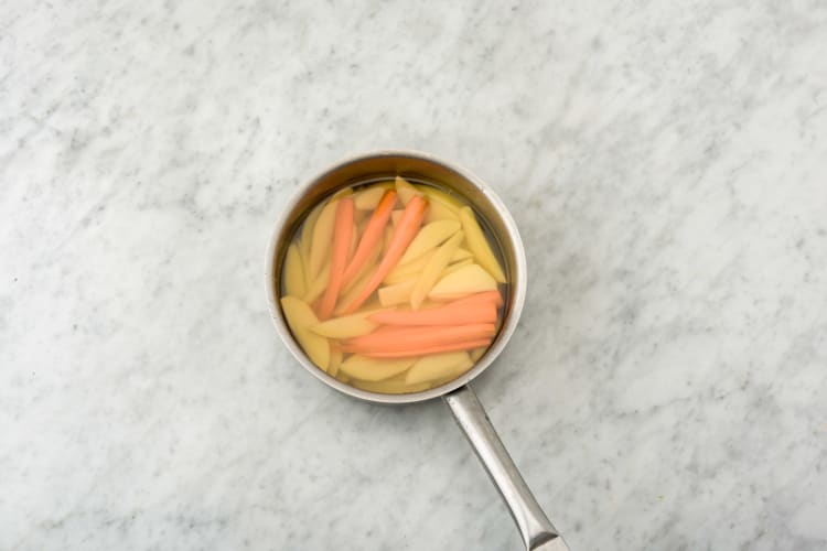 Kook de peen en aardappelen.