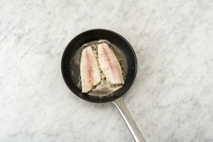Voeg de bouillon toe.