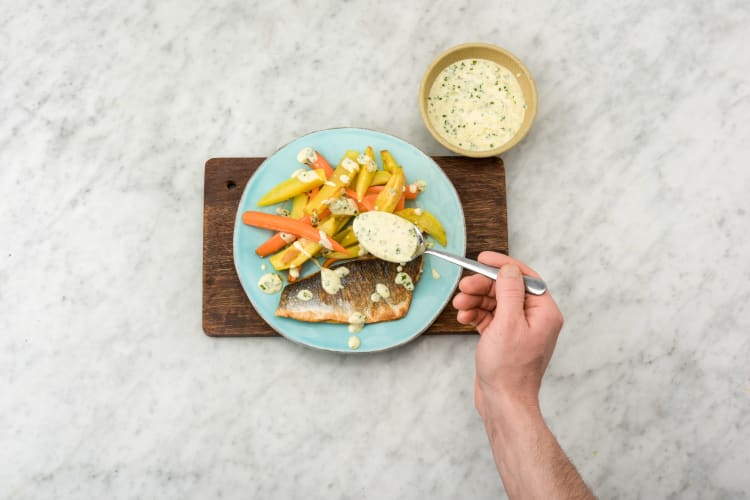 Verdeel de orzo over de borden en serveer met de kaaskoekjes.