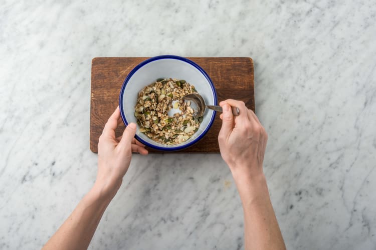 Meng de granola met de bruine suiker, een snufje zout en sesamolie.