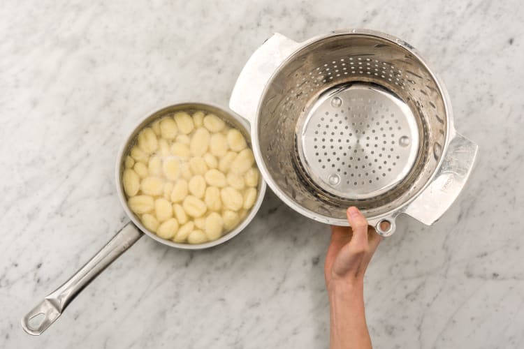 Gnocchi abgießen