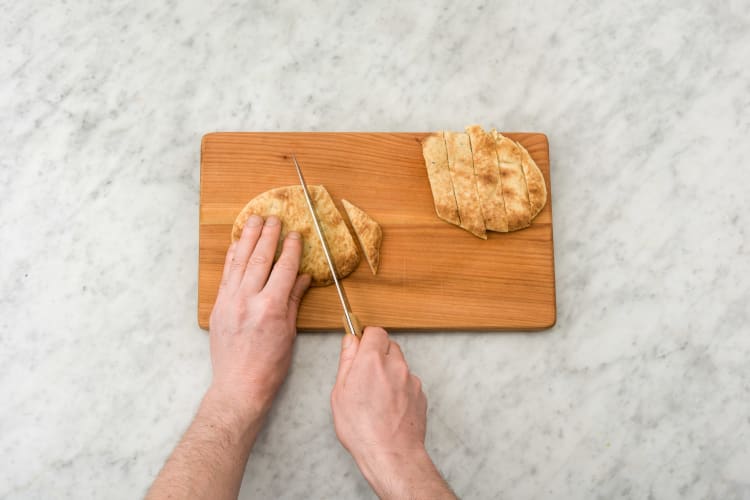Naan-Brote schräg aufschneiden