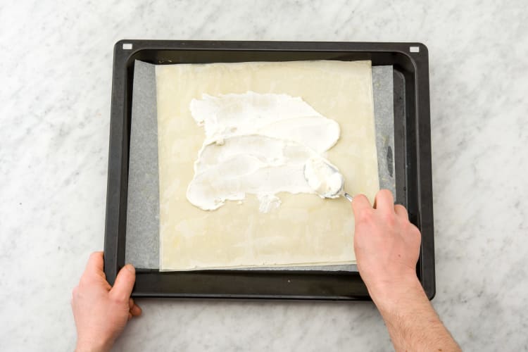 Spread the filo with ricotta